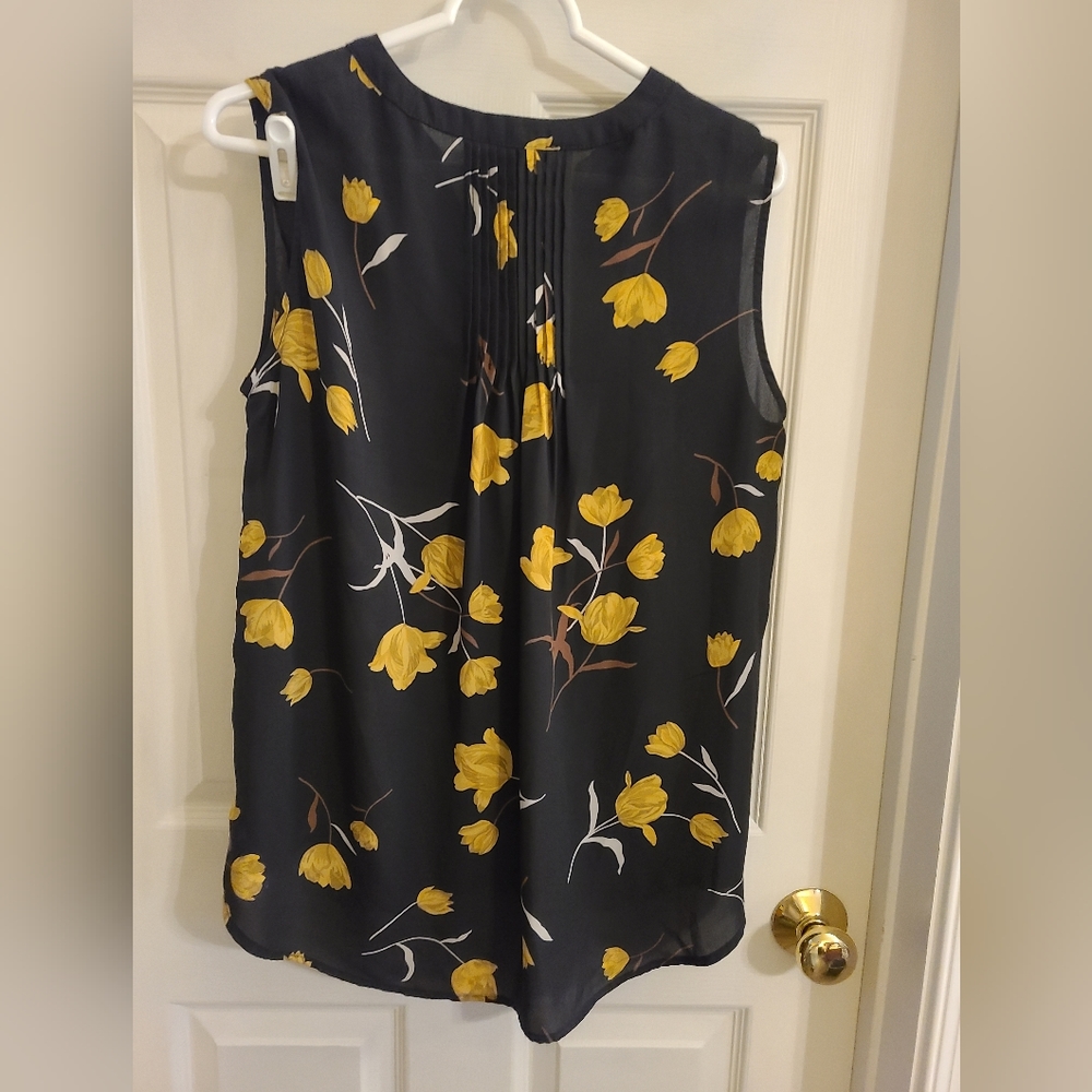 Button down sleeveless blouse - Picture 2 of 3
